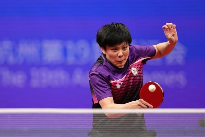 其手臂下垂 其手臂下垂